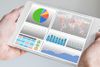 Business Analytics mit grafischem Dashboard auf Tablet